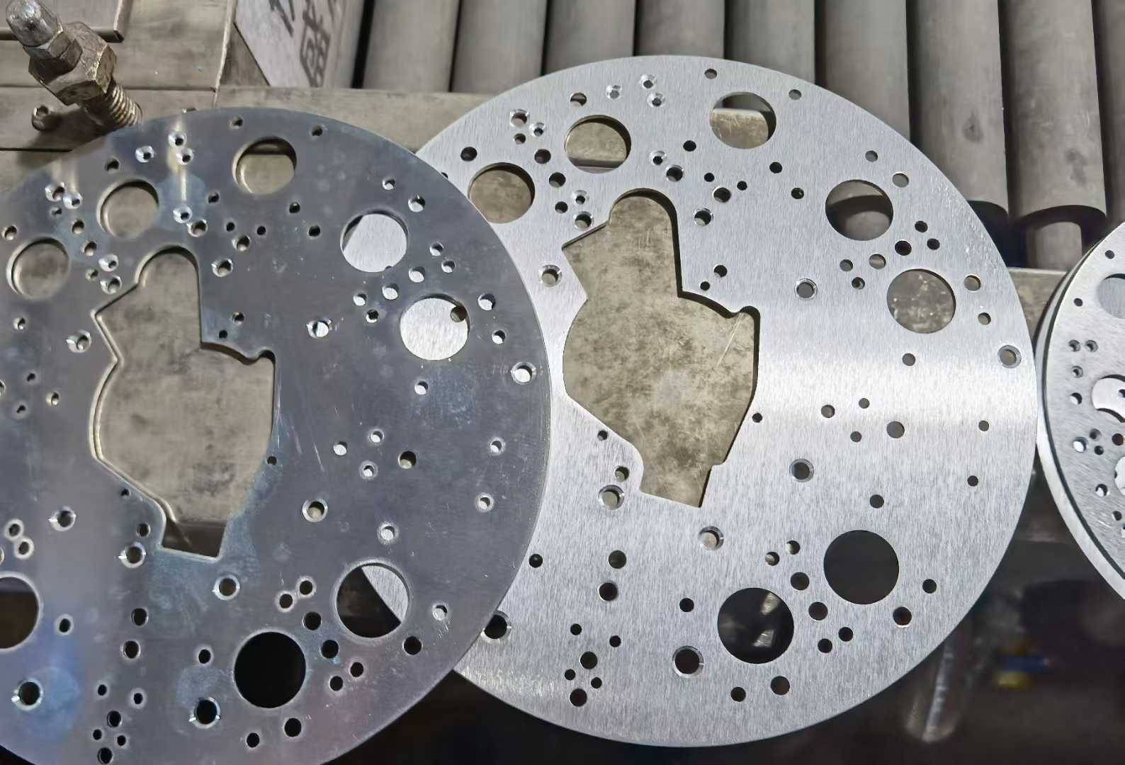 Entgratmaschine für Bleche