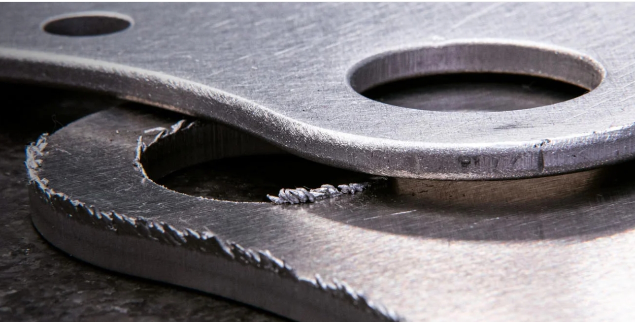 Was ist Entgraten? Wie Metallbürstenmaschinen die Fertigung verbessern