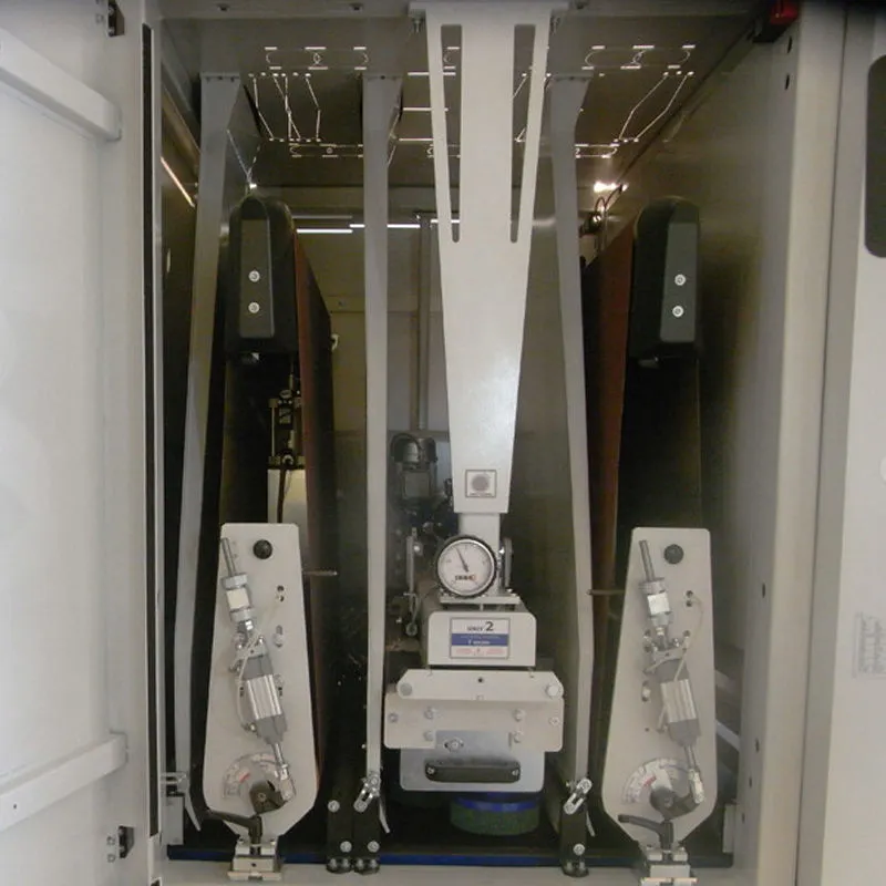 Logre un desbarbado impecable del metal con cepillos abrasivos de nailon.