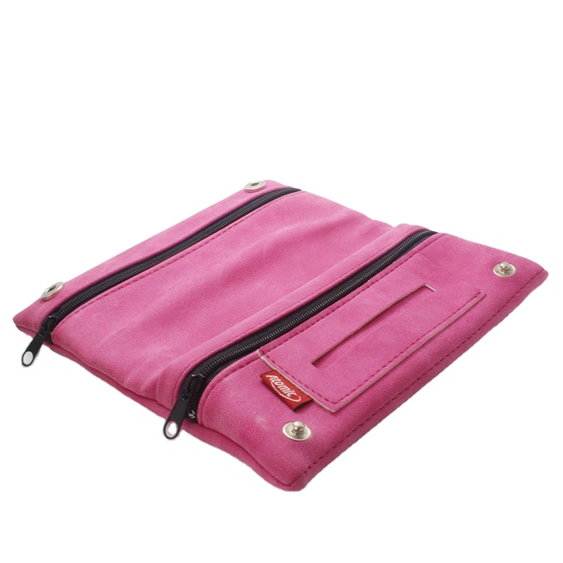 A small tobacco pouch in genuine leather perfect for daily use. With back pocket for small accessories.